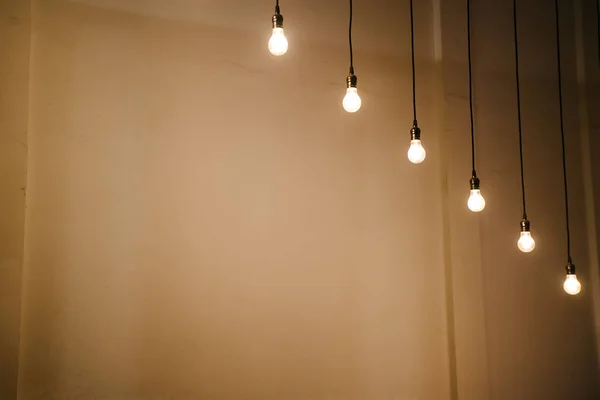 Bombillas sobre fondo blanco de pared — Foto de Stock