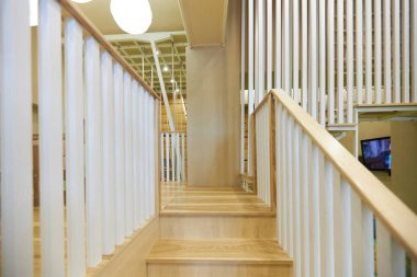 Ahşaptan yapılmış mimari merdiven inşaat tasarımı