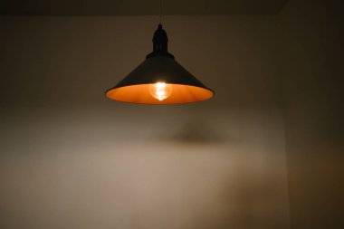 Beyaz duvar arka plan üzerinde ampuller