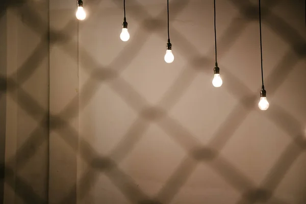 Bombillas sobre fondo blanco de pared —  Fotos de Stock