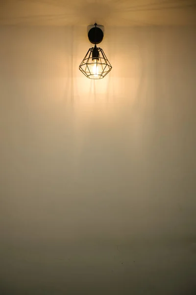 Lampadine su sfondo bianco parete — Foto Stock
