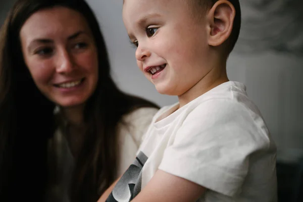 Madre e un bambino abbraccio e sorridente — Foto Stock