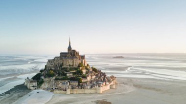 Le Mont Saint-Michel gelgit adası Alacakaranlıkta, Normandiya, Fransa