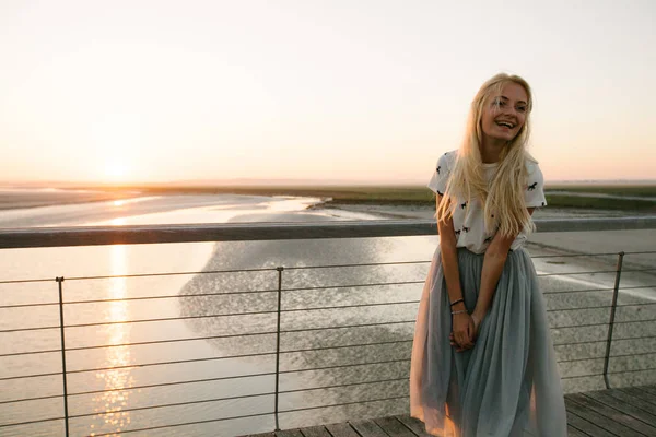 Vacker kvinna som går på havet stranden i Normandie, Frankrike — Stockfoto