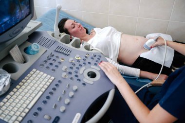 Hastanede Hamile kadın, Doktor Close-up Shot Hamile Bir Kadına Ultrason / Sonogram Prosedürü yok.