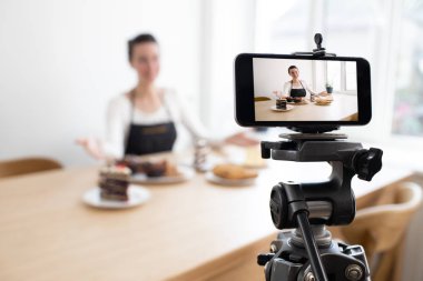 Kadın vlogger yemek kanalı için video kayıt. Cooker shef bir telefon ile vlog için bir video kayıt