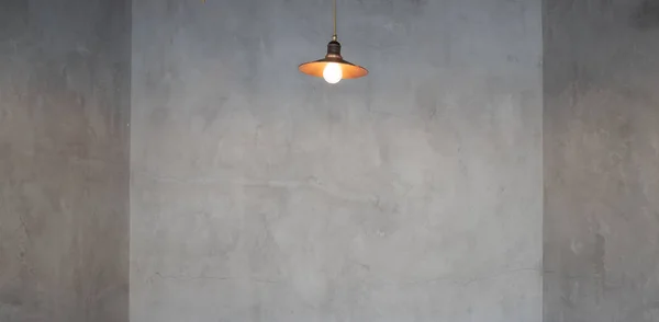 Stěna pozadí textury cementové stěny se žárovkou — Stock fotografie