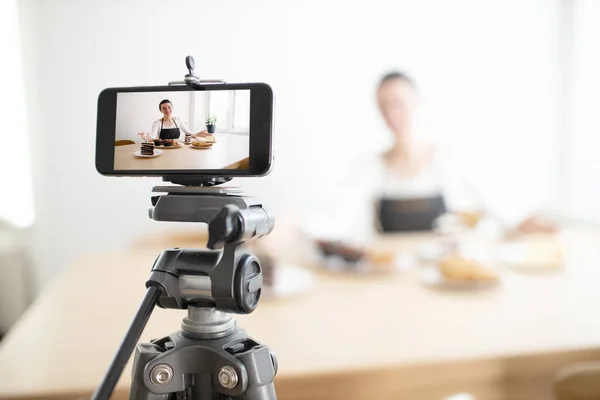 Donna vlogger registrazione video per il canale alimentare. Cooker shef registra un video per vlog con un telefono — Foto Stock