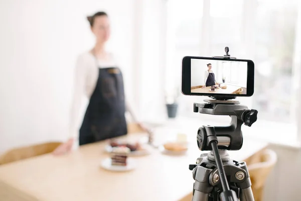 妇女vlogger录制视频的食物通道。电饭煲 shef 用手机录制 Vlog 视频 — 图库照片