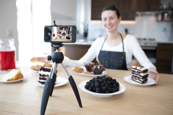 Mujer vlogger grabación de vídeo para el canal de alimentos. Cocinero shef grabación de un vídeo para vlog con un teléfono — Foto de Stock