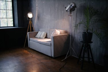 Açık ekipman ile aydınlatılmış karanlık oda iç Kanepe