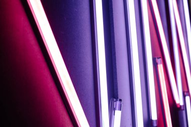 Neon ışıkları. Koyu arka plan üzerinde açık renkli mavi ve kırmızı neon ışıklar