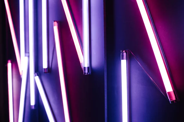 Luzes de néon. Luz luzes de néon azul e vermelho coloridas sobre fundo escuro — Fotografia de Stock