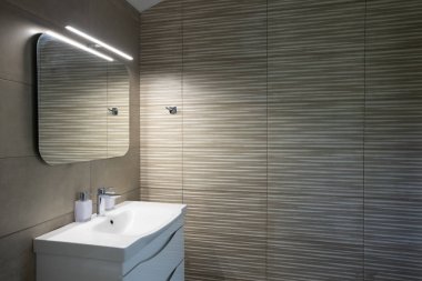 Su musluğu ile bir banyoda lüks lavabo