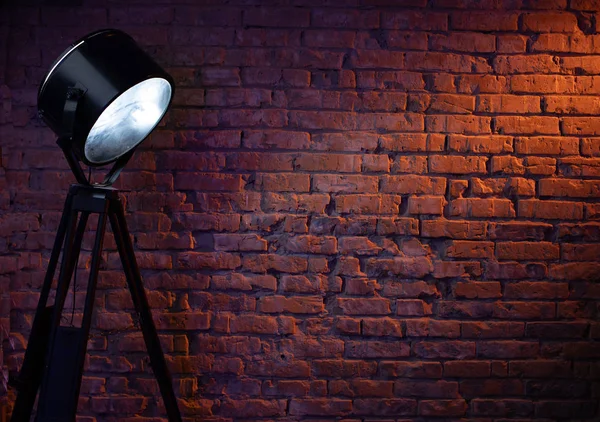 Ściana Cegły Oświetlona Światłem Lampy — Zdjęcie stockowe