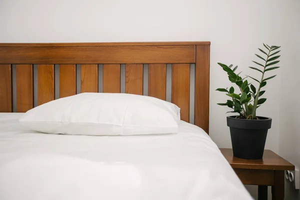 Спальня з ліжком і білою постільною білизною в білій кімнаті — стокове фото