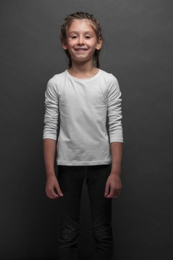 Logonuz için yer veya gri arka plan üzerinde tasarım ile beyaz t-shirt giyen çocuk kız