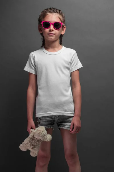Gyerek lány visel fehér póló helyet a logó vagy design felett szürke háttér — Stock Fotó