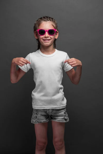 Gyerek lány visel fehér póló helyet a logó vagy design felett szürke háttér — Stock Fotó