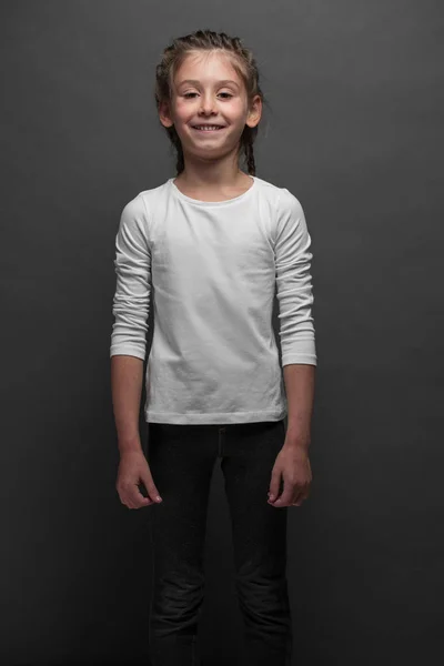 Enfant fille portant un t-shirt blanc avec de l'espace pour votre logo ou design sur fond gris — Photo