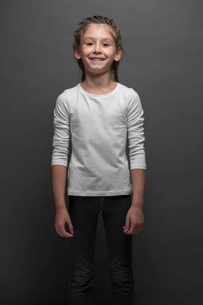 Enfant fille portant un t-shirt blanc avec de l'espace pour votre logo ou design sur fond gris — Photo