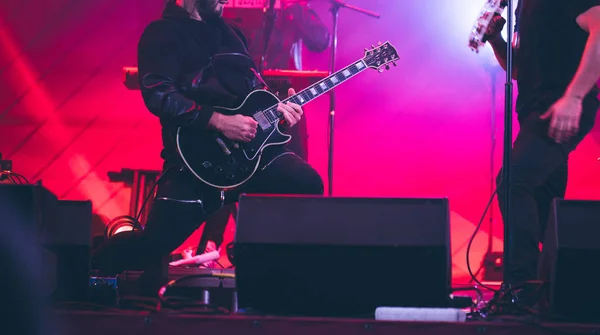 Guitarrista balançando em um palco — Fotografia de Stock