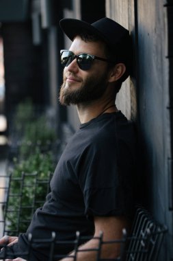 Şarkıcı ve gitarist sahnede şarkı söylüyor. O bir rockçı ve o deri bisikletçi ceket veya siyah kap, kot pantolon ile asimetrik zip ceket giyiyor.