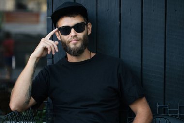 Şarkıcı ve gitarist sahnede şarkı söylüyor. O bir rockçı ve o deri bisikletçi ceket veya siyah kap, kot pantolon ile asimetrik zip ceket giyiyor.