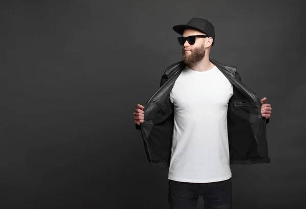 Hipster knappe mannelijke model met baard met witte witte witte t-shirt en een honkbalpet met ruimte voor uw logo of ontwerp in casual stedelijke stijl — Stockfoto