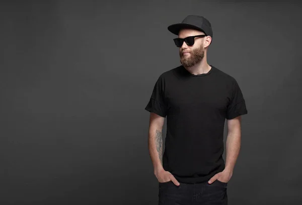 Hipster gutaussehendes männliches Model mit Bart trägt schwarzes Blank-T-Shirt mit Platz für Ihr Logo oder Design — Stockfoto