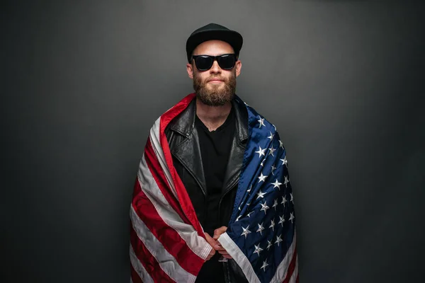 Patriot hipster man houden emotioneel Amerikaanse USA vlag — Stockfoto