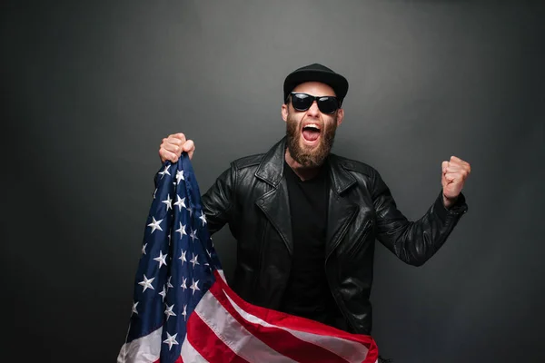 Patriota hipster hombre sosteniendo emocionalmente americana EE.UU. bandera —  Fotos de Stock