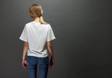 Seksi kadın veya kız logosu için alan ile beyaz boş t-shirt giyen, sahte şehir tarzı nda alay veya tasarım