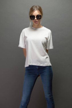 Seksi kadın veya kız logosu için alan ile beyaz boş t-shirt giyen, sahte şehir tarzı nda alay veya tasarım