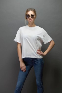 Seksi kadın veya kız logosu için alan ile beyaz boş t-shirt giyen, sahte şehir tarzı nda alay veya tasarım