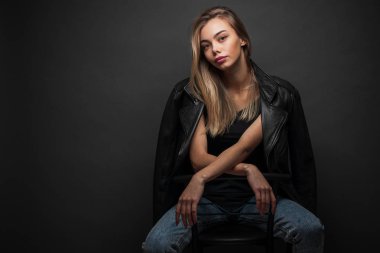 Siyah giysiler giyen bir makyaj ile seksi sarışın kadının Moda portre