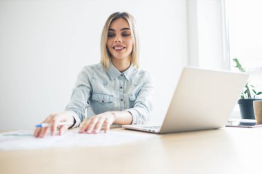 Bilgisayarında çalışan oldukça iş serbest çalışan kadın. Çalışma alanında bir kız. Başlangıç ofis arka planı