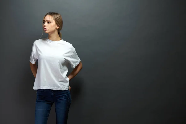 Сексуальная женщина или девушка в белой пустой футболке с местом для вашего логотипа, макет или дизайн в случайном городском стиле — стоковое фото