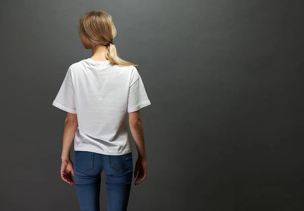 Sexy mujer o niña con camiseta blanca en blanco con espacio para su logotipo, maqueta o diseño en estilo urbano casual — Foto de Stock