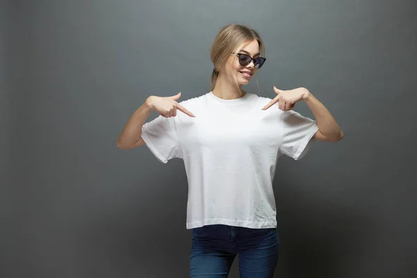 Mulher ou menina sexy vestindo t-shirt branca em branco com espaço para o seu logotipo, mock up ou design em estilo urbano casual — Fotografia de Stock