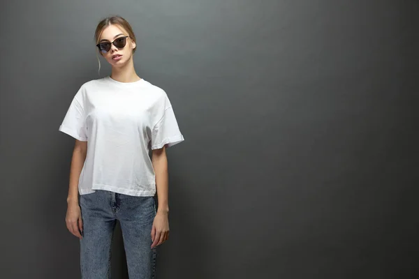 Donna o ragazza sexy che indossa t-shirt bianca bianca con spazio per il tuo logo, modello o design in stile urbano casual — Foto Stock