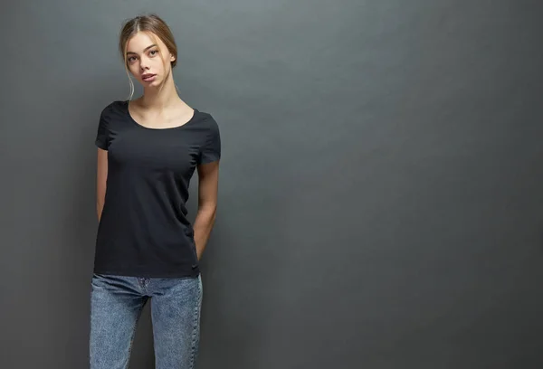 Sexy mujer o niña con camiseta en blanco negro con espacio para su logotipo, maqueta o diseño en estilo urbano casual sobre fondo gris — Foto de Stock