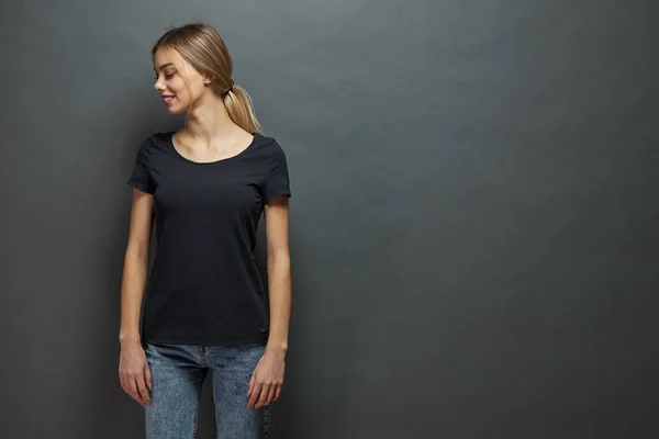 Sexy mujer o niña con camiseta en blanco negro con espacio para su logotipo, maqueta o diseño en estilo urbano casual sobre fondo gris — Foto de Stock