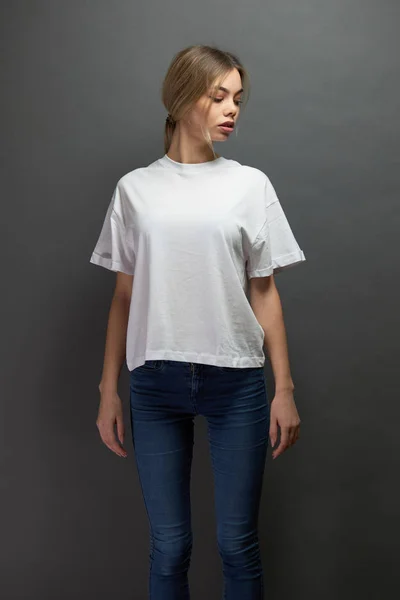 Mulher ou menina sexy vestindo t-shirt branca em branco com espaço para o seu logotipo, mock up ou design em estilo urbano casual — Fotografia de Stock