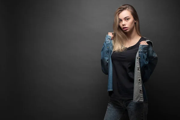 Sexy blonde girl wearing jeans clothes over gray background — Stock Photo, Image