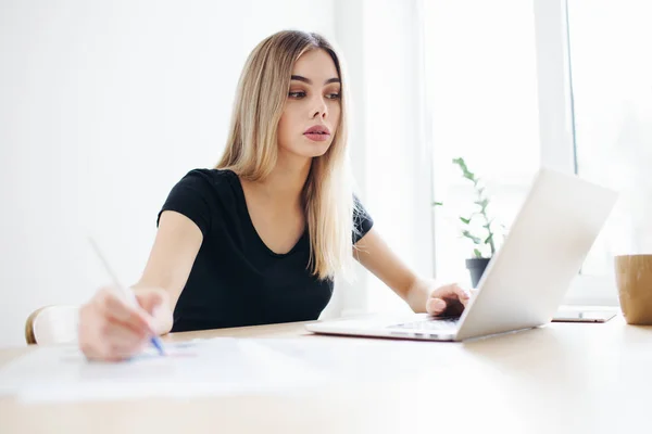 Mulher freelancer de negócios bonita trabalhando em seu computador. Rapariga no seu local de trabalho. Contexto do escritório de arranque — Fotografia de Stock