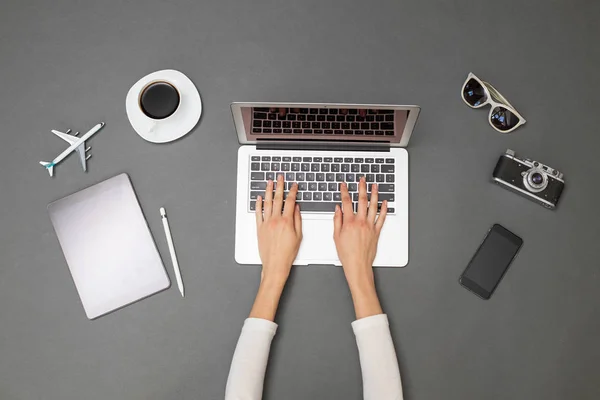 Une femme qui travaille avec un ordinateur portable. Image aérienne d'une femme d'affaires — Photo