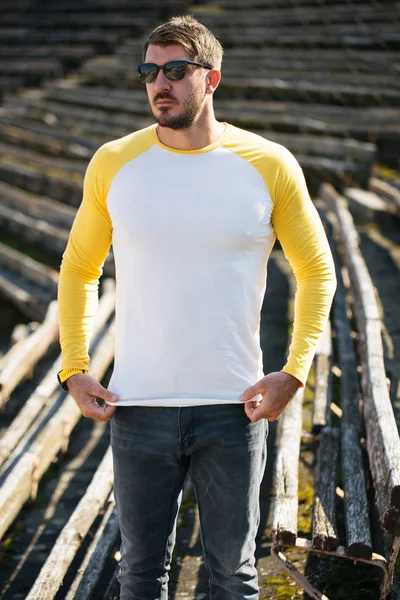 Hipster bel modello maschile con la barba con indosso bianco t-shirt bianca e un berretto da baseball con spazio per il vostro logo o design in stile urbano casual — Foto Stock