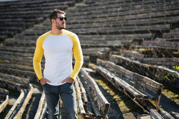 Hipster knappe mannelijke model met baard met witte witte witte t-shirt en een honkbalpet met ruimte voor uw logo of ontwerp in casual stedelijke stijl — Stockfoto