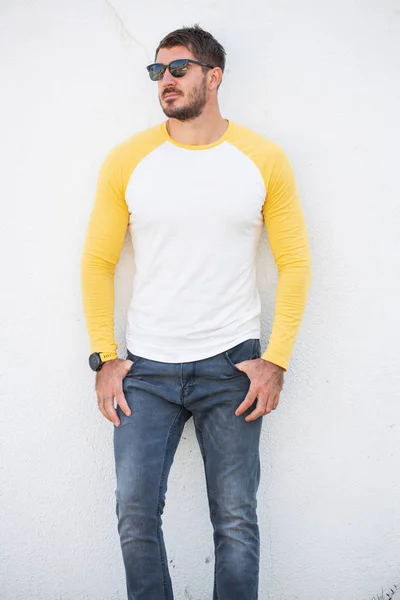 Hipster gutaussehendes männliches Model mit Bart trägt weißes Blank-T-Shirt und Baseballmütze mit Platz für Ihr Logo oder Design im lässigen urbanen Stil — Stockfoto